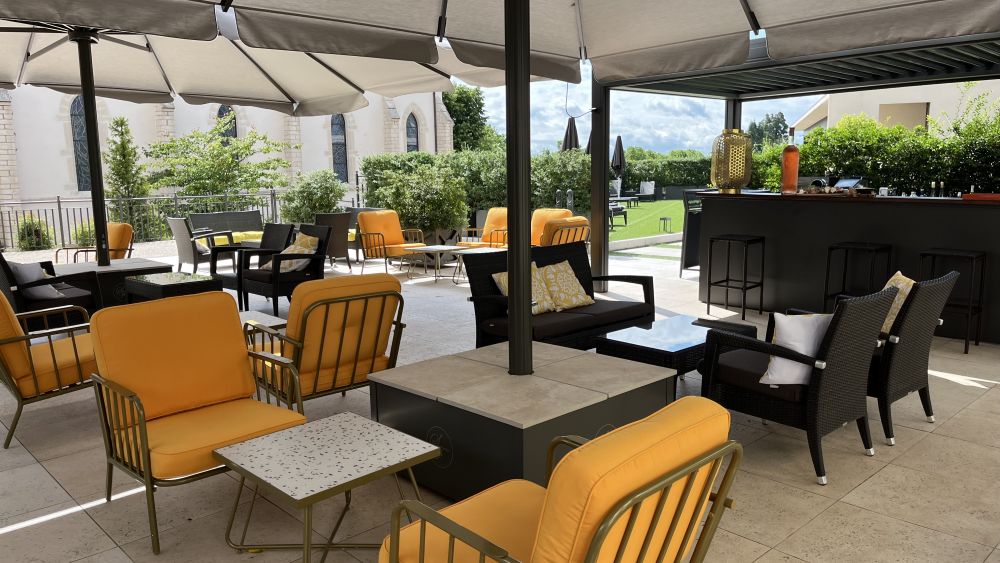 Discover the terrace at our Hotel Restaurant in Tournus